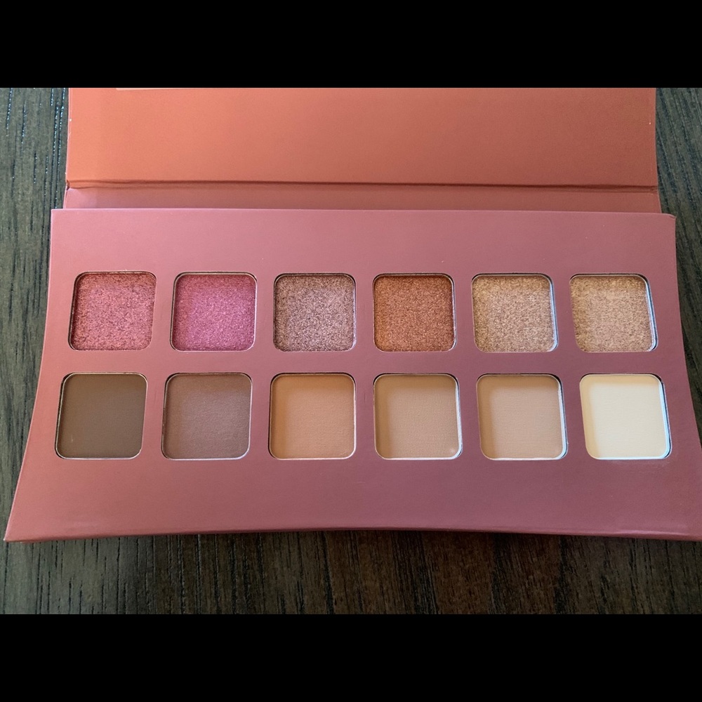 Eyeshadow - Picture 3 of 3